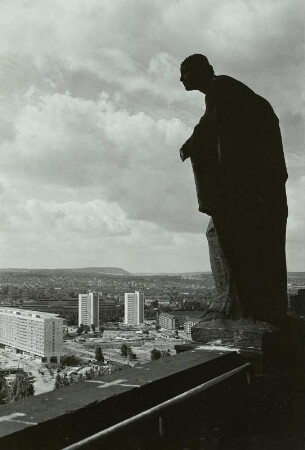 Dresden. Blick vom Rathausturm mit Skulptur "Die Güte" über die Neubauten an der Prager Straße nach Süden zum Hauptbahnhof, im Hintergrund der Windberg