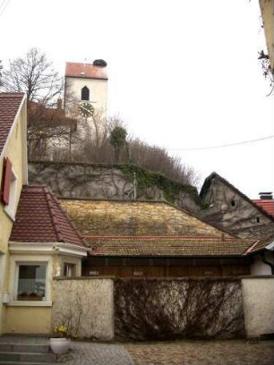 Ansicht von Süden mit Kirche (Kirchturm Romanisch) in erhöhter Lage im Kirchhof über dem Ort