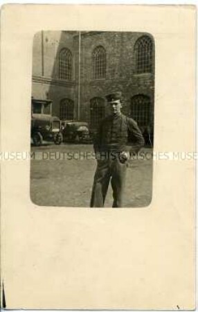 Der Soldat Max Musiol auf einem Hof