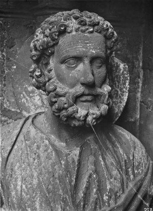 Gerichtsportal — Linkes Gewände — 3. Gewändefigur: Petrus