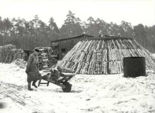 Holzkohlenherstellung in Rietschen : Handwerkstechniken - Kohlen- und Pechbrennerei. Ort: Rěčicy / Rietschen. Köhlerei