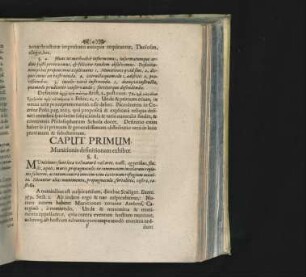Caput Primum. Munitionis definitionem exhibet.