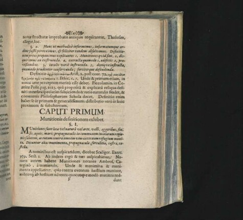 Caput Primum. Munitionis definitionem exhibet.