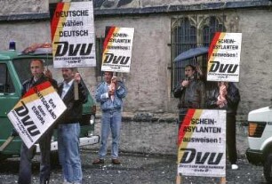 Bielefeld, Fußgängerzone Klosterplatz. Wahlkampfauftritt der rechtsextremen Partei DVU zur Europawahl