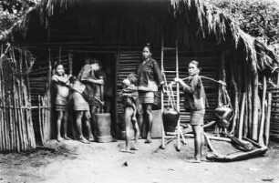 Frauen vor einer Hütte (Sammlung Hans Stübel - 1. Forschungsreise durch Hainan 1931)