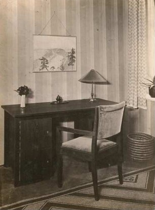 Möbel. Schreibtisch aus Kiefernholz (von Schuchardt) in Dresden