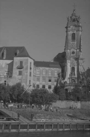 Dürnstein: Kirchturm mit Schloss