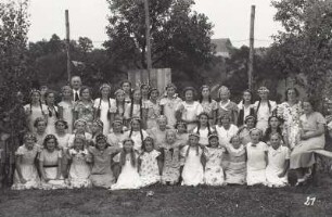 Festwiese. Nr. 21: Mädchengruppe mit Blumenkränzen im Haar