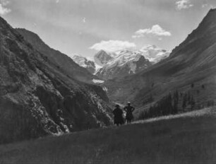 Doppelportrait : Portrait zweier Expeditionsmitglieder vor einem Tal im Tian Shan Hochgebirge