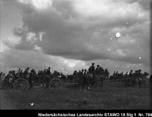 Geländeübung des Feld-Artillerie-Regiments Nr. 46 Enthält: Platte 30, Soldaten zu Pferd und mit Pferden bespannte Geschützlafette