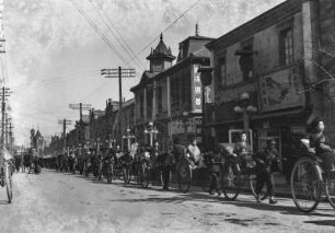 Shanghai, Straßenszene, Kolonne von Rikschafahrern, traditionell gekleidete Frauen fahrend