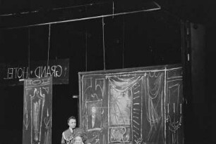 Szenenbilder aus "Schule der Diktatoren", Komödie von Erich Kästner. Münchner Gastspiel im Hebbel-Theater Berlin 1957