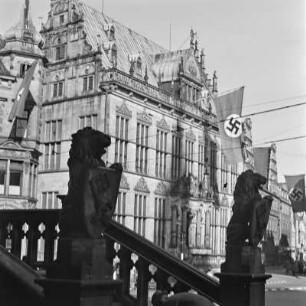 Der Schütting in Bremen, Haus der Kaufmannsgilde, mit Hakenkreuzfahne