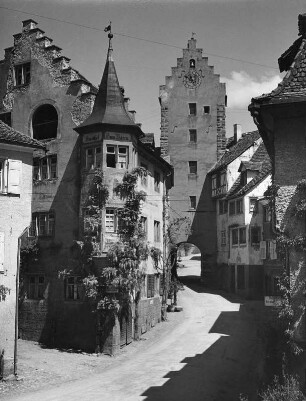 Meersburg. Marktplatz mit Gasthof "Zum Bären" (Nr. 11) und Obertor (1442, Stadtseite)