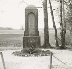 Denkmal für die Gefallenen des 1. Weltkrieges : Denkmal für die Gefallenen des 1. Weltkrieges. Sandstein (nach 1918). Kausche, Neupetershainer Straße
