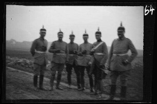 Gruppenbild mit 6 Offizieren mit Pickelhaube auf einem Feldweg