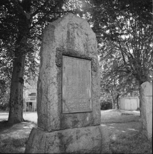 Treuen, Kreis Auerbach. Denkmal für die Gefallenen im 1. Weltkrieg. Granit, nach 1918. Friedrich-Engels-Straße