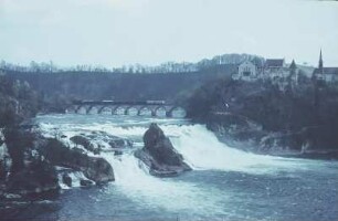 Schaffhausen. Rheinfall, rechts das Schloß Laufen