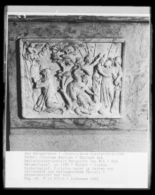 Epitaph des Deutschordenskomturs Marquardt von Eck — Linkes Sockelrelief: Christus betet im Garten von Gethsemane und Gefangennahme Christi