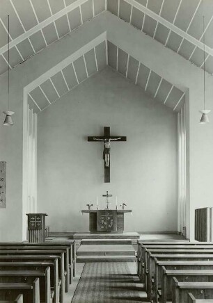 Dresden-Trachenberge, Weinbergskirche (1958; G. Schöneberg, H. Ullrich). Inneres zum Altar