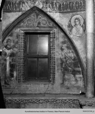 Fensterlünette - Ein heiliger geistlicher Würdenträger (?) und ein Bettler flankiert von heiligen Jungfrauen in den Bogenzwickeln