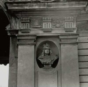 Allegorie des Ostens : Orangerie im Schlosspark Meuselwitz, Mittelpavillon. Allegorie des Ostens