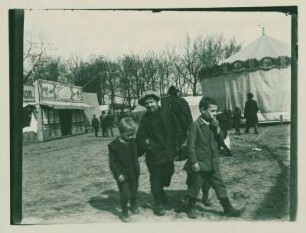 Kindergruppe auf dem Rummelplatz am Lietzensee