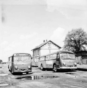 früherer Bahnhof der Südstormarnschen Kreisbahn: parkende Busse, dahhinter das frühere Bahnhofsgebäude