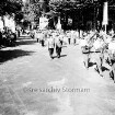 Schützenfest: Veranstalter Ahrensburger Schützengilde: Umzug: Blaskapelle und Schützenvereine marschieren von der Großen Straße über das Rondeel (vorne): Zuschauer, 21. Juni 1959