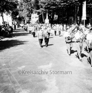 Schützenfest: Veranstalter Ahrensburger Schützengilde: Umzug: Blaskapelle und Schützenvereine marschieren von der Großen Straße über das Rondeel (vorne): Zuschauer, 21. Juni 1959