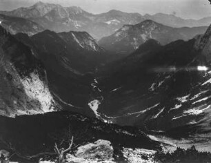 Talblick : Blick in das Tal durch das ein Fluss fließt. Im Hintergrund links der Triglav.