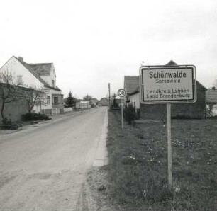 Schönwalde (Kreis Dahme-Spreewald). Dorfstraße mit Ortseingangsschild