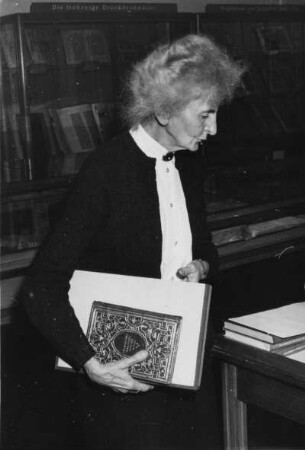 Ilse Schunke bei ihren Einbandkursen im Buchmuseum