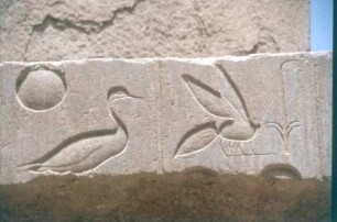 Ägypten. Karnak. Karnak-Tempel. Hieroglyphen an einer Wand der Tempelanlage
