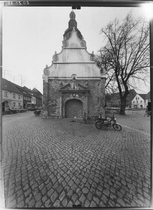 Luckau. Ehem. Georgenkapelle mit Hausmannsturm (Baubeginn wohl 2. V. 13. Jh., Turmbau um 1500). Ansicht von Osten