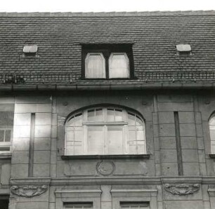 Cottbus, Karl-Marx-Straße 14. Wohnhaus (A. 20. Jh.), Fenster (2. Obergeschoss) und Dachhäuschen