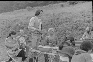 Čičmany. Akt-Pleinair 1980. Eva Mahn, Peter Söllner, Claus Baumann, Volkhard Wilhelm und andere Teilnehmer an einem Campingtisch