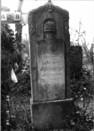 Grabstein 428 (Index: 100093243) Maße HxBxT: 160x49x20 cm Symbolik: Vase? mit Rosenstrauß, Verzierungen: Grabstein 428