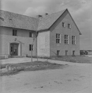 RTS, Reparaturtechnische Station Mücka : Mücka. Reparaturtechnische Station Mücka (RTS), Gebäude. Ansicht des Portales