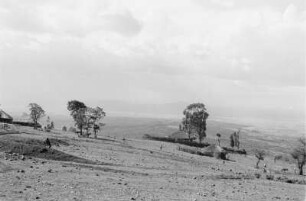 Siedlung : Blick auf eine Siedlung in einer hügeligen Landschaft