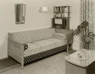Sofa : Wohn- und Arbeitszimmermöbel (1956; Entwicklungsstelle Triebes) und Monstera in Ausstellungskoje