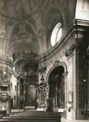 Bratislava. Dreieinigkeitskirche (1717-1723). Hauptaltar (Teilansicht)