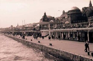 Hamburg: Landungsbrücken vom Schiff aus