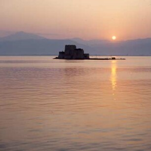 Nauplia. Burtsi-Festung. Burtsi-Silhouette und Argolis-Küste bei Sonnenuntergang