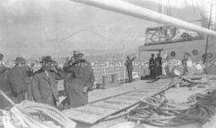 Selbstversenkung des Hochseepassagierdampfers "Columbus" am 19. Dezember 1939, Heimfahrt der älteren Besatzungsangehörigen (54-60 Jahre) vom Internierungslager auf Angel Island, Kalifornien, an Deck des italienischen Dampfers "Fella" stehend