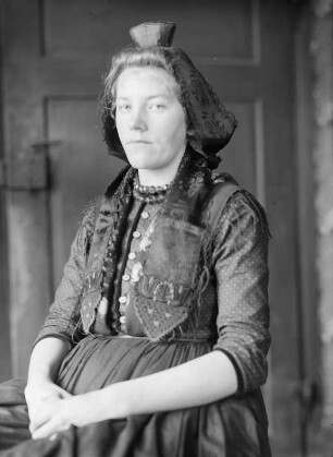 Frau in Tracht (Sammlung Richard Wegner 1869/1931)