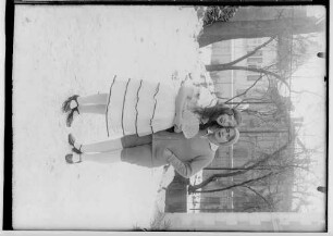 Fasnacht im Josefinenstift (Klösterle) 1929; Zwei Narren