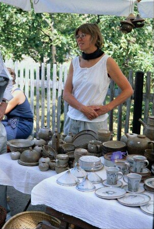 Bürgeler Töpfermarkt: Ausstellungs- und Verkaufsstand mit Frau am Stand