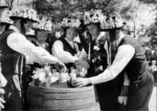 Weinprobe auf einem Volksfest der Banater Schwaben