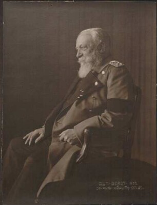 Großherzog Friedrich I., sitzend im Profil nach links, Kniestück.